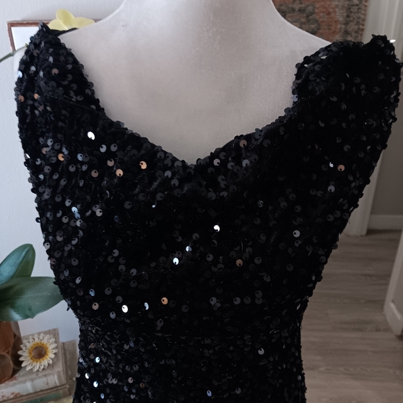 PrettyLittleThings Hooded Sequim Mini Dress - Picture 3 of 10